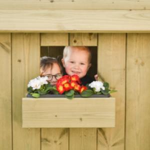 Speelhuis Dream is voorzien van een raampje met een leuke bloembak