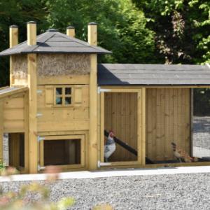 Kippenhok hooiberg Rosa met legnest en overdekte ren