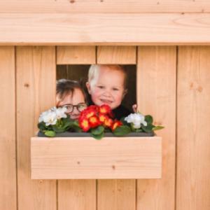 Speelhuis Dream is voorzien van een raampje met een leuke bloembak