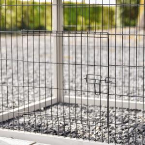 Onder het nachthok zit een klein tralie deurtje