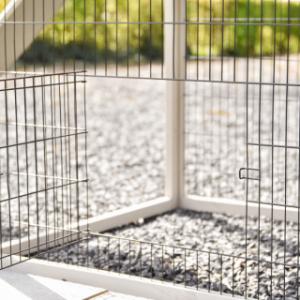 Onder het nachthok zit een klein tralie deurtje