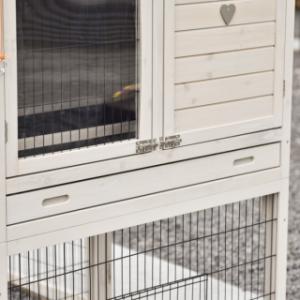 Het konijnenhok Prestige Large heeft een kunststof schuiflade, om het hok makkelijk te reinigen