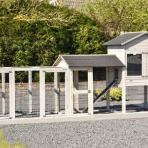 Het kippenhok Prestige Large is uitgebreid met 2 rennen