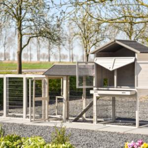 De kippenhok Prestige Large heeft vele deuren