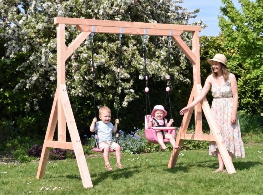 Schommel met moderne pastelroze zitjes