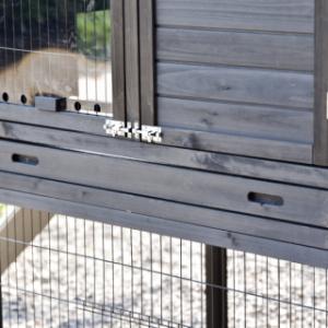 Het kippenhok Prestige Large heeft een kunststof schuiflade