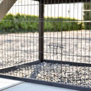 Onder het nachthok zit een klein tralie deurtje