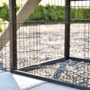 Onder het nachthok zit een klein tralie deurtje