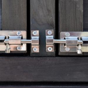 Kippenhok Prestige Small wordt geleverd inclusief bevestigingsmateriaal en schuifslotjes