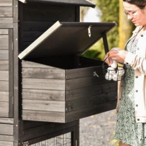 Het legnest van het kippenhok Prestige Large is voorzien van een scharnierend dak