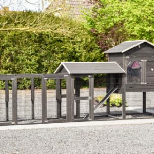 Prestige large met 2 aanbouwrennen en legnest is op verschillende manieren op te stellen