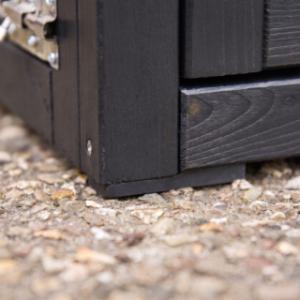 Het kippenhok Prestige Small staat op rubber voetjes, zodat vocht minder snel het hout intrekt