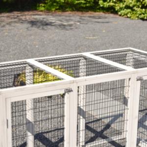 De dierenren Functional is voorzien van een gaasdak