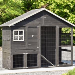 De moderne look van kippenhok Holiday Large past perfect in een eigentijdse tuin.