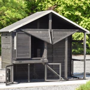 Met zijn vele deuren is kippenhok Holiday Large bijzonder gebruiksvriendelijk.
