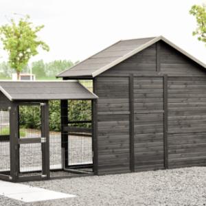 Het kippenhok Holiday Large heeft een volledig houten achterwand