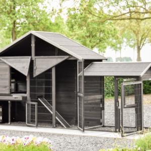 Met zijn vele deuren is kippenhok Holiday Large bijzonder gebruiksvriendelijk