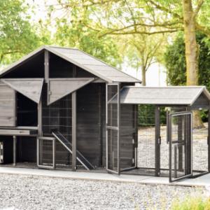 Met zijn vele deuren is konijnenhok Holiday Large bijzonder gebruiksvriendelijk