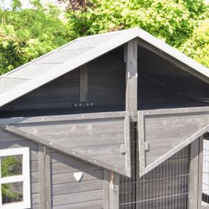 Kippenhok Holiday Large heeft een handige opbergzolder onder het dak, bereikbaar vanaf de voorkant