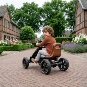 Kleine coureur straalt op zijn EXIT Foxy skelter Espresso Black