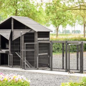 Met zijn vele deuren is konijnenhok Holiday Large bijzonder gebruiksvriendelijk