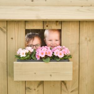 Speelhuis Dream is voorzien van een raampje met een leuke bloembak