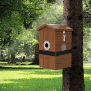 Je kunt het vogelhuisje vastschroeven of met de meegeleverde spanband bevestigen