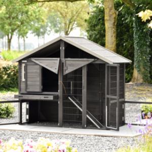 Konijnenhok Holiday Medium Black heeft vele handige deuren