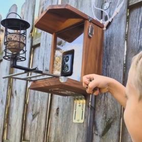 Het sanilu vogelvoederhuisje is gemaakt van duurzaam FSC-hout
