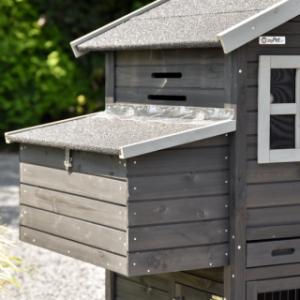 Kippenhok Holiday Medium Black is voorzien van een legnest