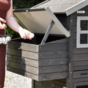 Het legnest van Holiday medium black heeft een handige kleplat