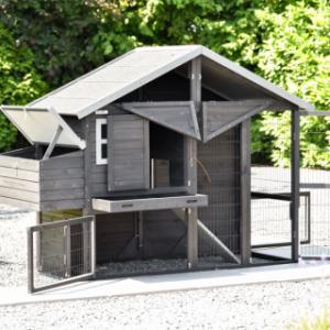 Kippenhok Holiday Medium Black heeft vele handige deuren
