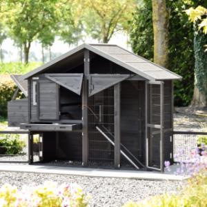 Kippenhok Holiday Medium Black heeft vele handige deuren