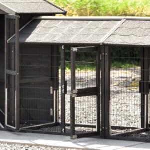 De Tussenren Space Medium Black heeft grote deuren voor gebruiksgemak