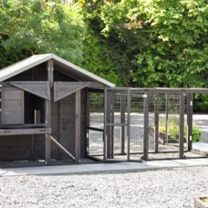 Konijnenhok Holiday Medium Black heeft vele handige deuren
