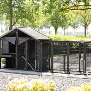 Konijnenhok Holiday Medium Black heeft vele handige deuren