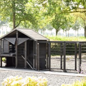 Kippenhok Holiday Medium Black heeft vele handige deuren