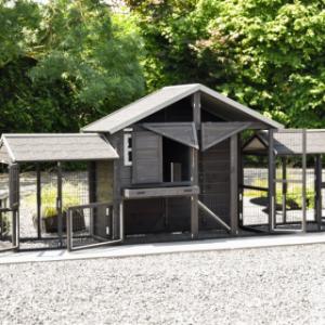 Het konijnenhok Holiday Medium Black is voorzien van veel, grote deuren