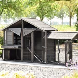Het konijnenhok Holiday Medium Black heeft ruime deuren