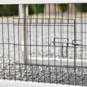 Kippenhok Prestige Small is voorzien van een klein traliedeurtje
