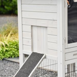 Kippenhok Prestige Small heeft een afsluitbaar nachthok