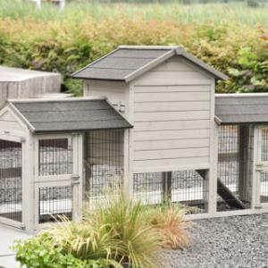 Een kijkje aan de achterkant van konijnenhok Prestige Small Light-grey
