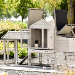 Kippenhok Prestige Small heeft vele deuren en scharnierende daken