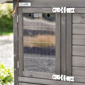 Het deurtje van het nachthok is voorzien van een plexiglas raampje