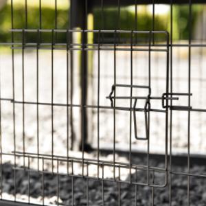 Kippenhok Prestige Small is voorzien van een traliedeurtje