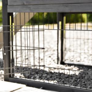 Kippenhok Prestige Small is voorzien van een traliedeurtje