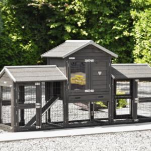 Het konijnenhok Prestige Small Black is uitgebreid met 2 rennen