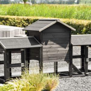 Een kijkje aan de achterkant van konijnenhok Prestige Small Black