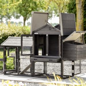 Kippenhok Prestige Small heeft vele deuren en scharnierende daken