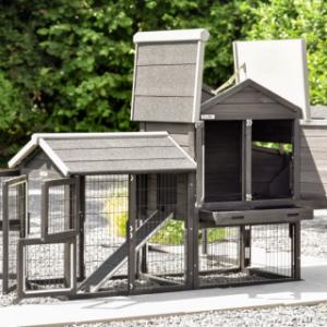 Kippenhok Prestige Small heeft vele deuren en scharnierende daken